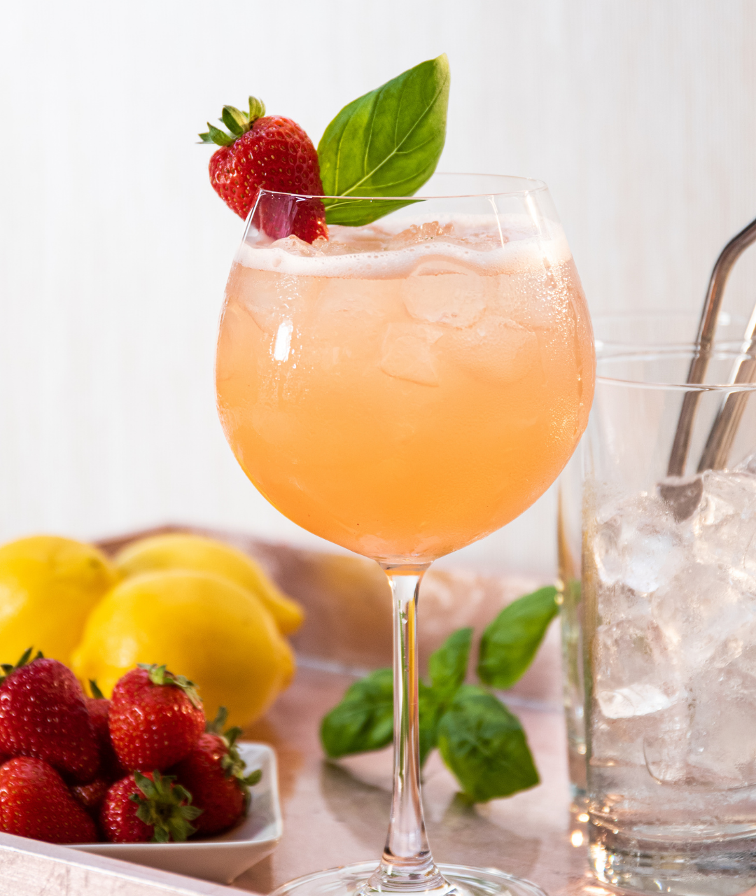 cocktail le champ de fraises,1642 tonic léger,gin petits fruits,cocktail