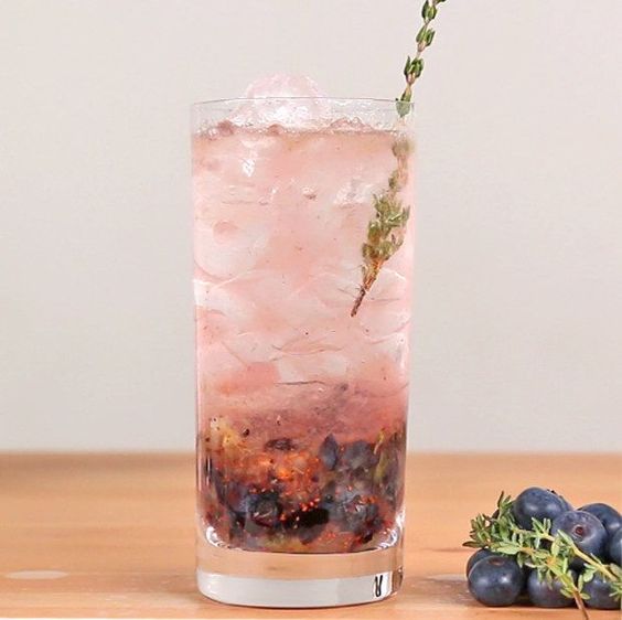 Gin Tonic Light Thyme and Cornflower